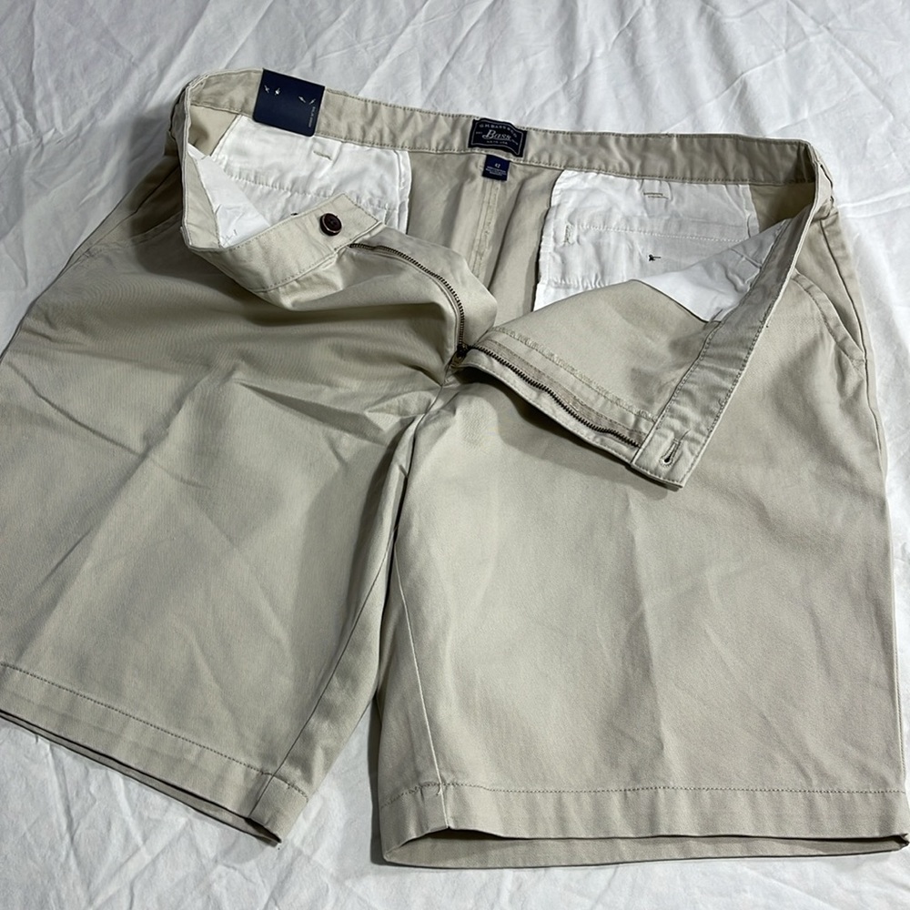 G.H. Bass & Co. mens stone khaki rugged flat front 10" chino shorts - size 42 - Picture 7 of 10